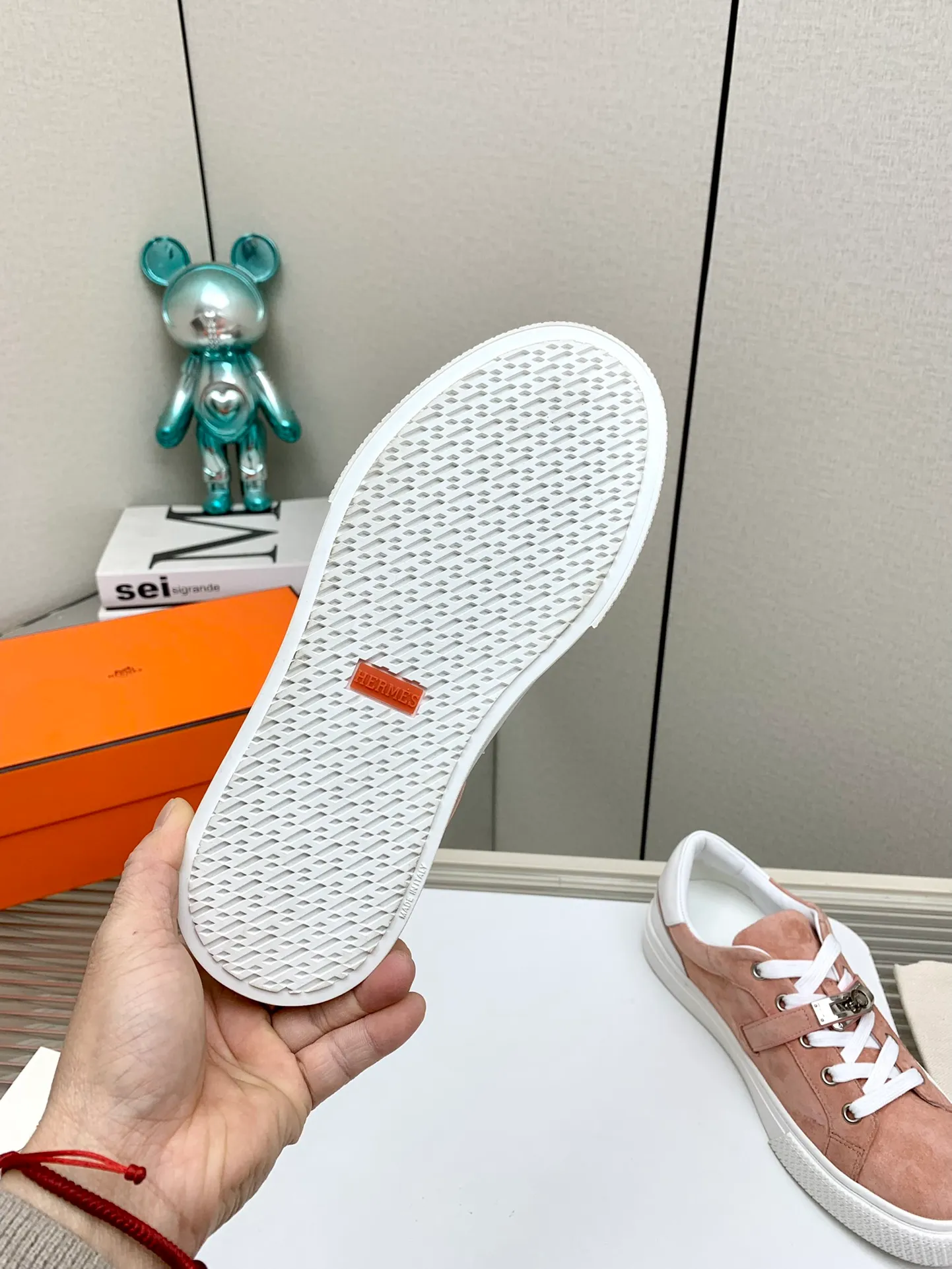 👟👟Ex-factory price 660👟👟 Men's style ➕10 (high version) Hermes classic couple model #𝐊𝐞𝐥𝐥𝐲 buckle casual white skate shoes, which will not conflict with shoes at all. Full of unknowns, Hermès rarely produces flat casual shoes and they are paired with classic palladium-plated Kelly shoe buckles! You'll fall in love with it at first sight. It's super versatile and can be worn with any skirt or pants. 🉑️Looking in with your eyes closed, it looks super noble. Fabric: Specific cowhide/canvas material. Lining: Sheepskin lining. Outsole: Original molded TPU outsole. Size: 35-45.